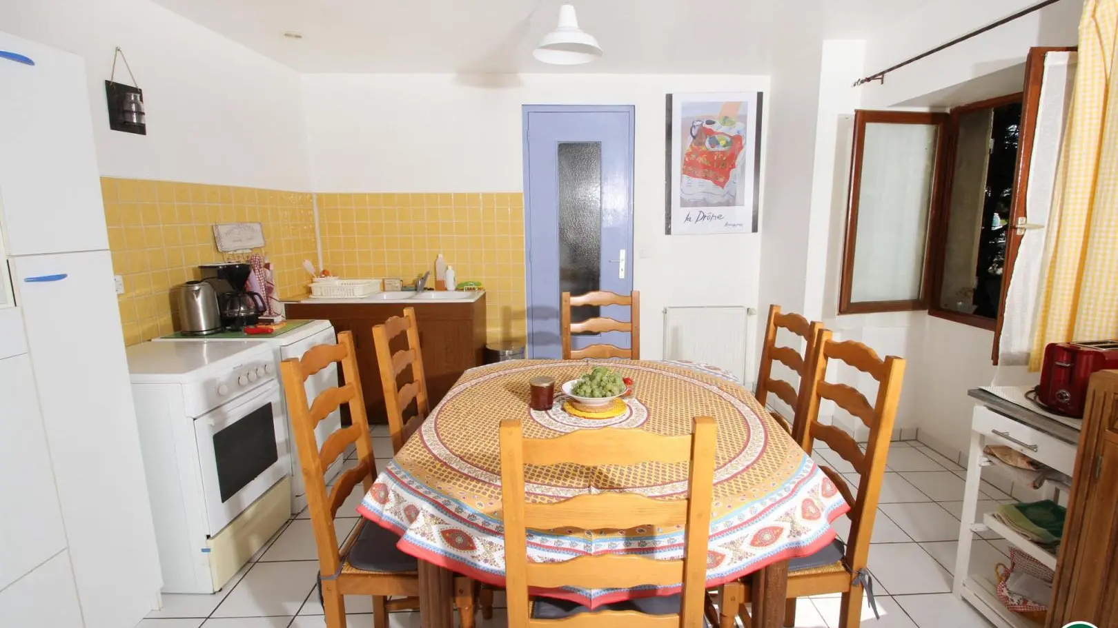 Cuisine ( Lave-vaisselle, four, micro-onde,réfrigérateur avec freezer) Vue sur jardin et cours arborée - Photo Gîte de France