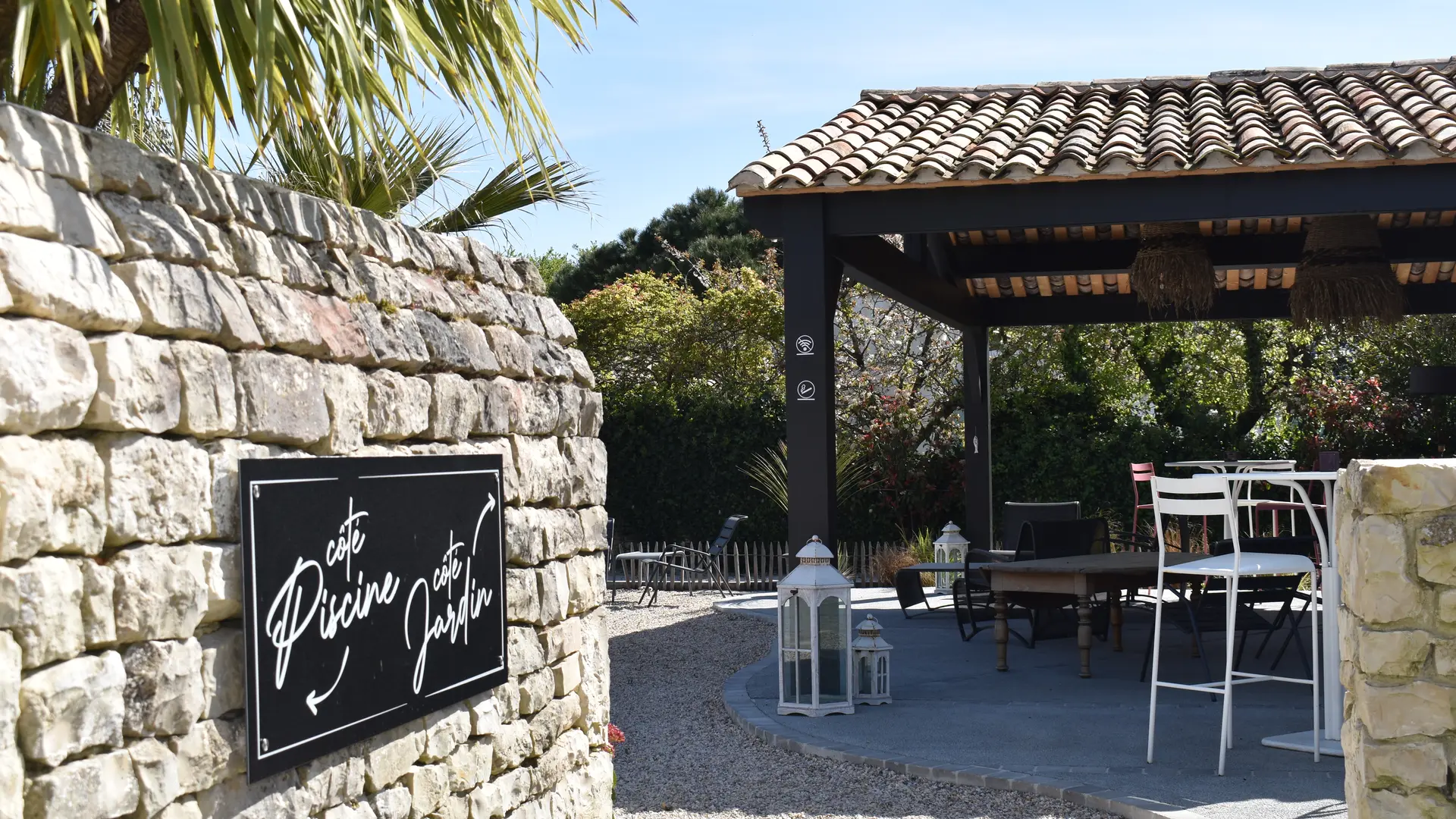 En el jardín, bajo el porche