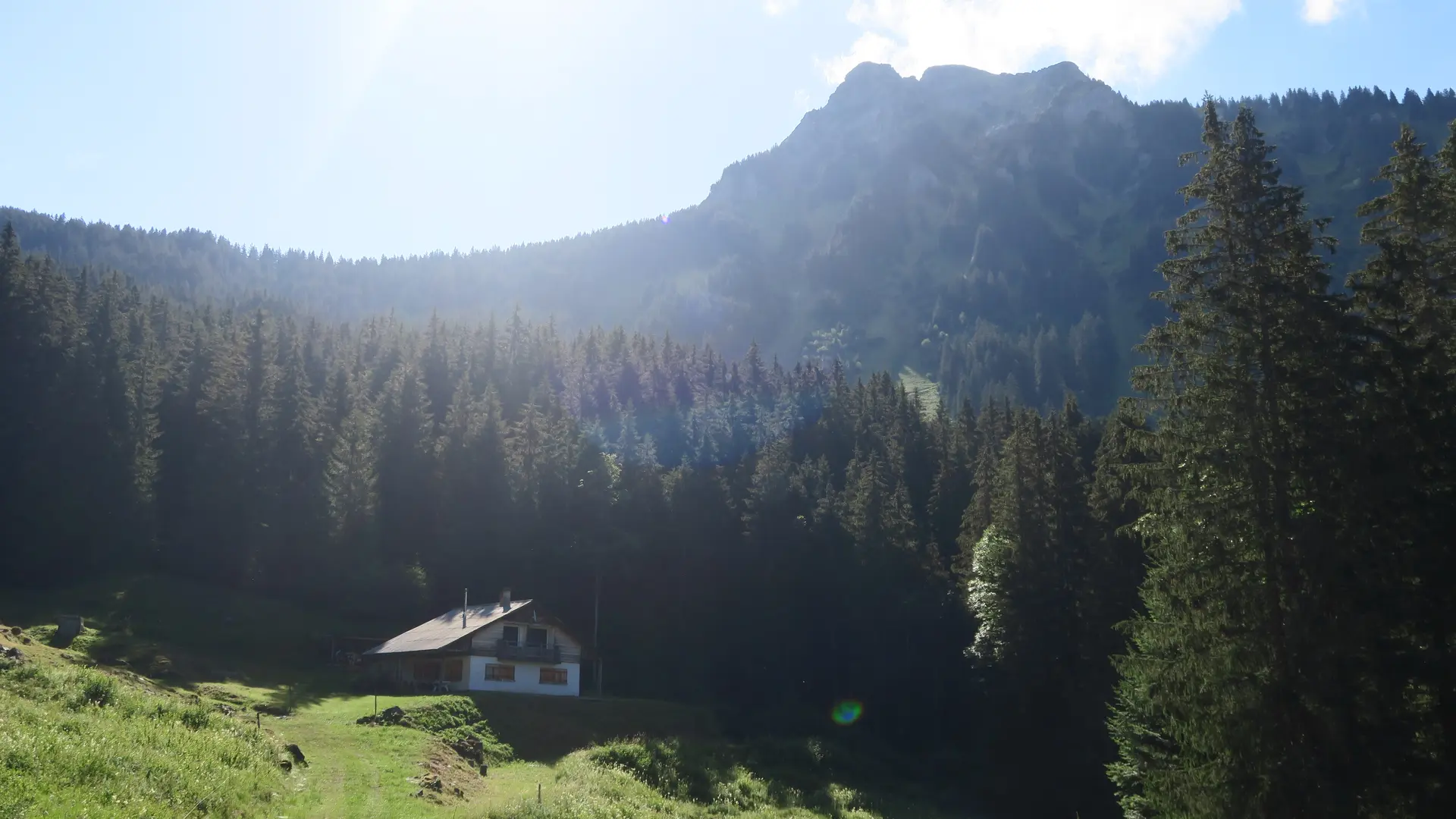 Chalet d'alpage et Pic de la Corne