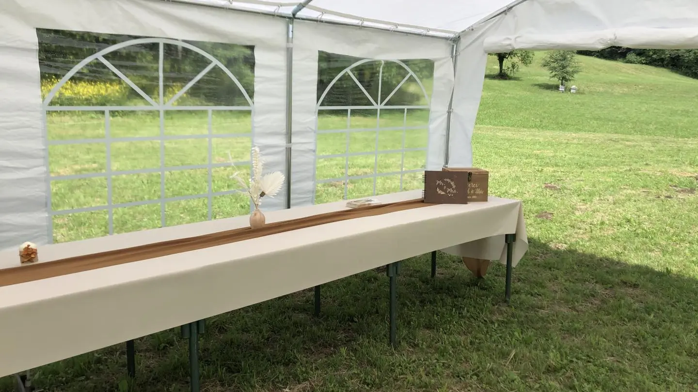 Tente évènementiel dans le parc du Château de Montanges