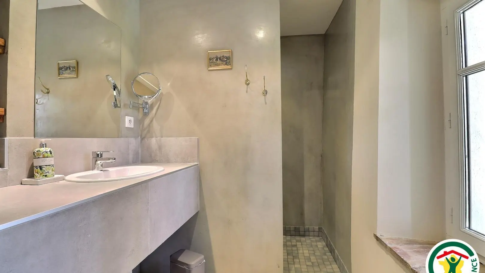 Salle d'eau dans la chambre DRÔME avec douche italienne, lavabo