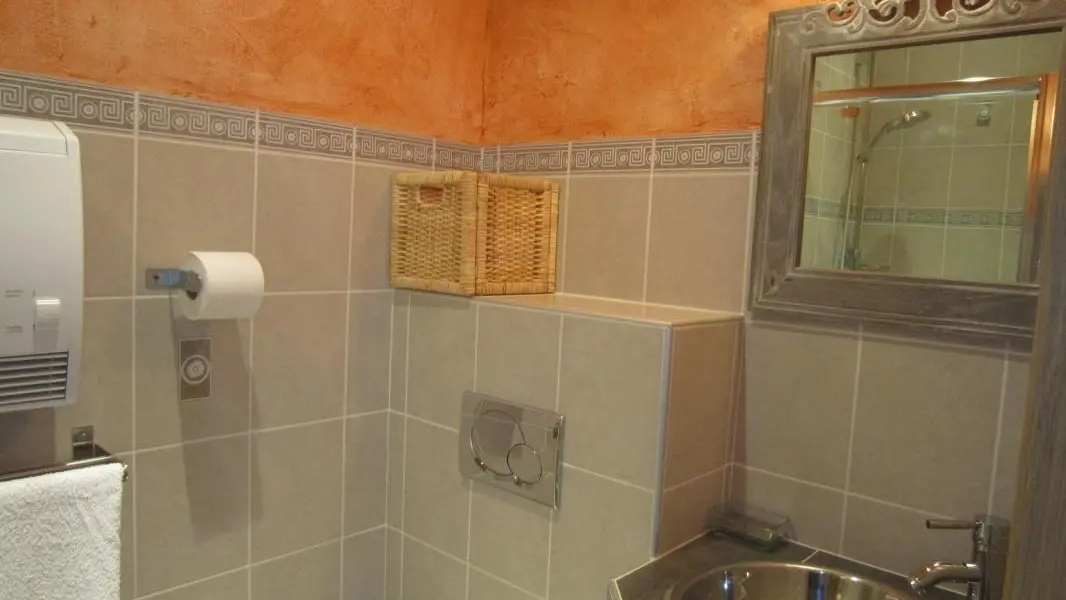 salle de bain chambre 2 personnes,
douche,lavabo et wc.