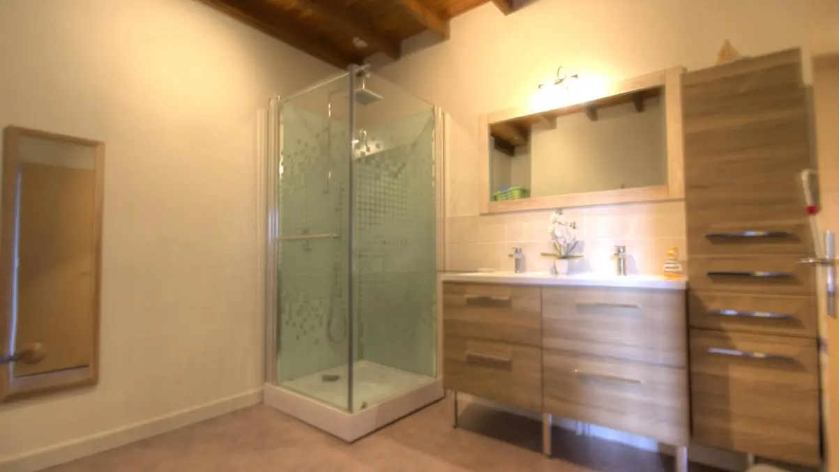 salle d'eau avec cabine douche