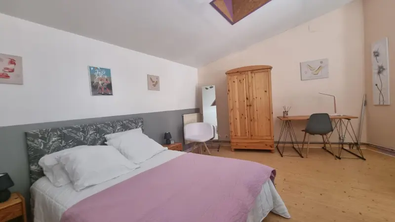 Chambre et espace bureau