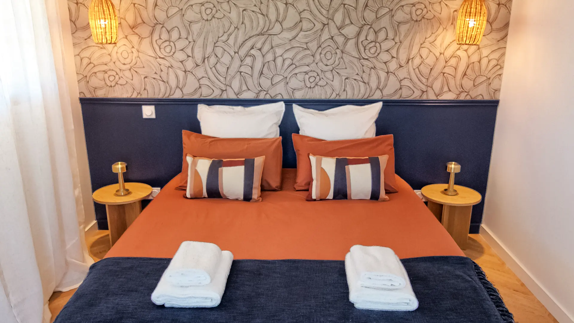 Chambre pour 2 personnes lumineuse avec baie à galandage sur l’extérieur