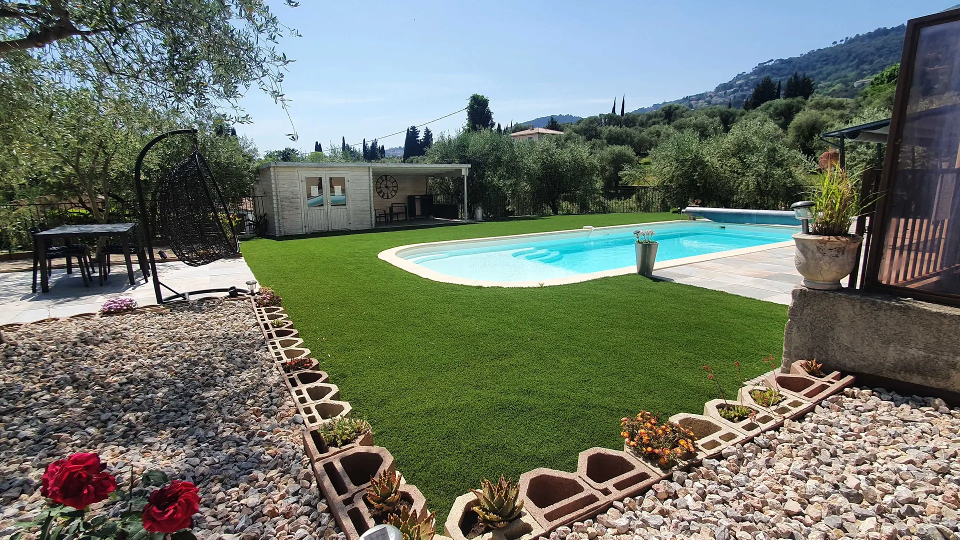 Piscine et espaces extérieurs communs aux deux Gîtes de la Bastide Centifolia à Grasse - Gîtes de France Alpes-Maritimes