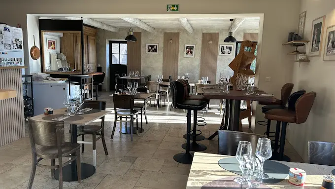 Au bon endroit_L'Isle-sur-la-Sorgue intérieur table et chaises en bois