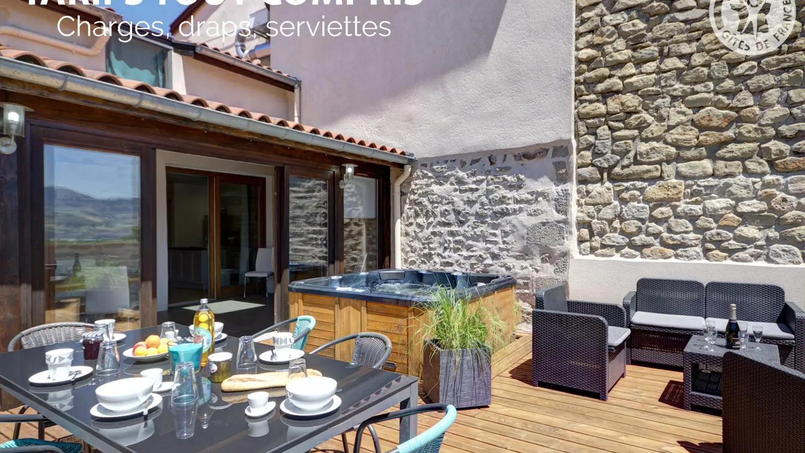 Terrasse exposée plein sud avec spa 5 places