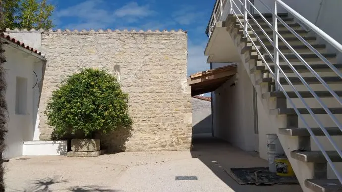 Patio d'accès au gîte