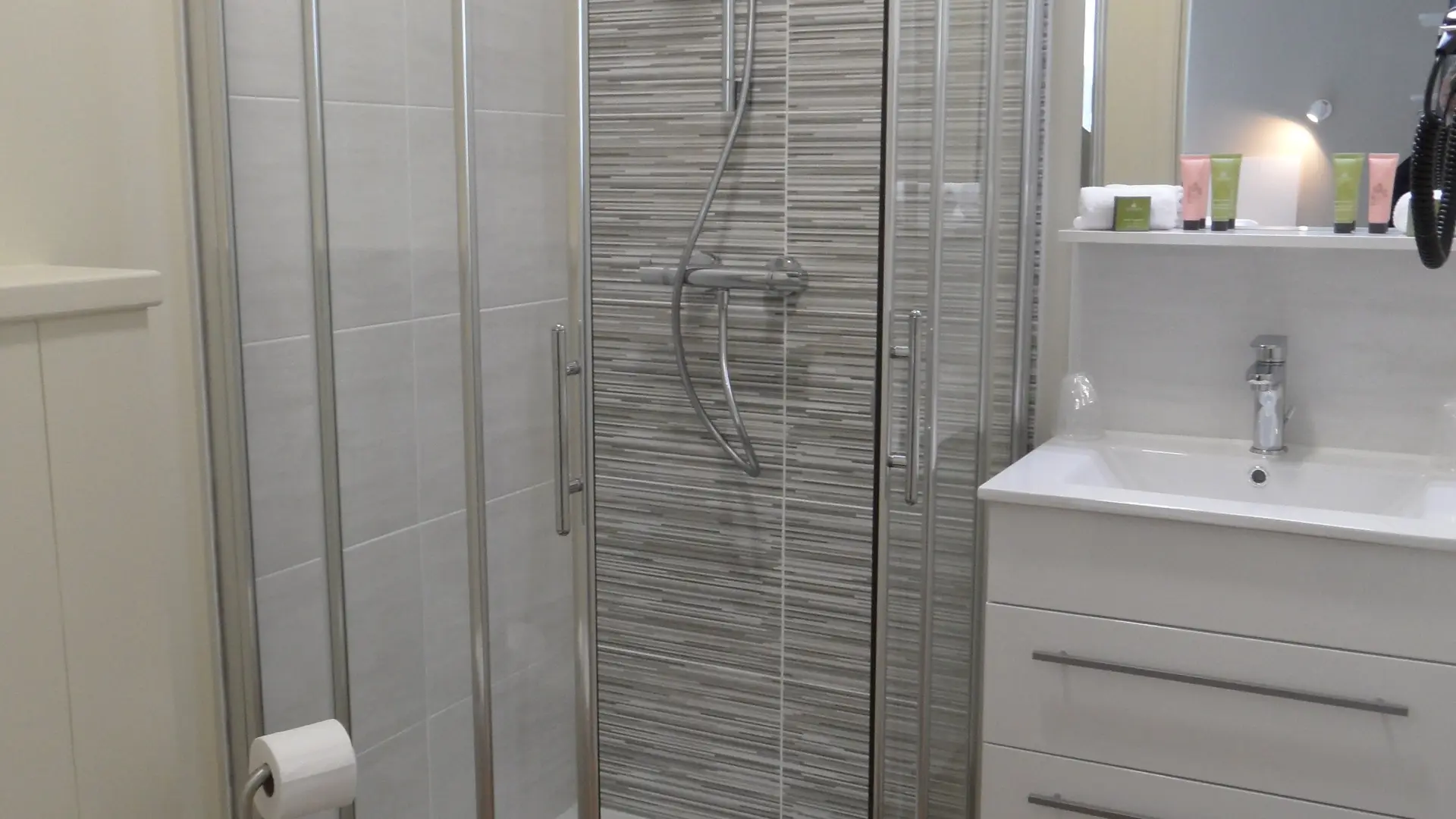 Salle d'eau et toilettes