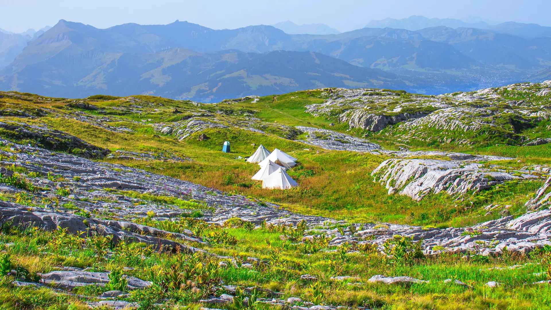 Bivouac tents linked to the refuge