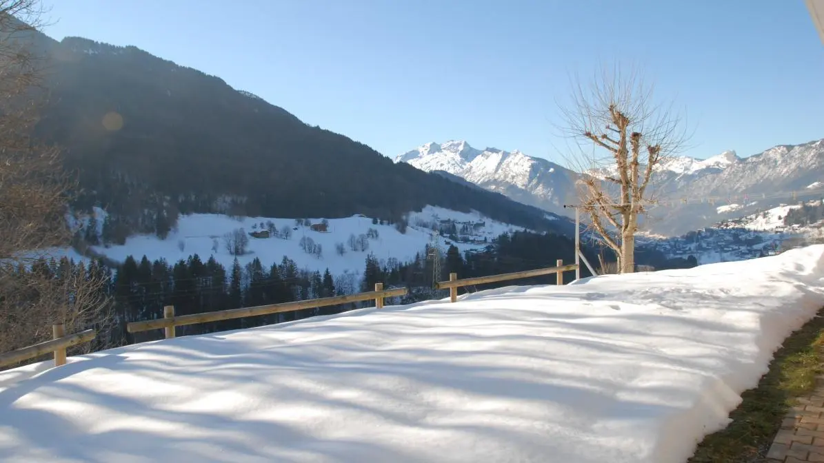 La terrasse de l'appartement enneigée.Vue sur la Tournette.