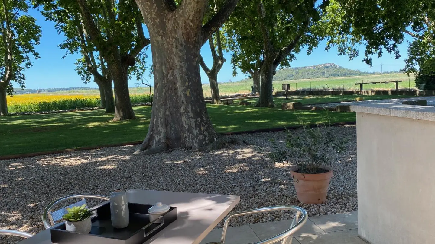 Terrasse face a l'abbaye de Montmajour