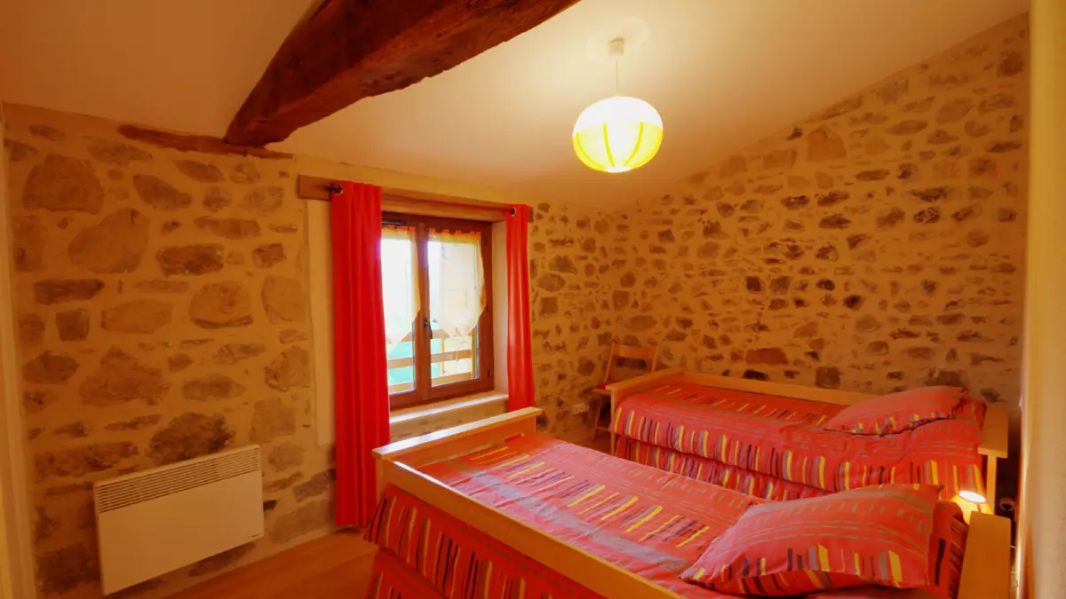 Chambre Orange avec 2 lits gigognes de 0.90 à l'étage.