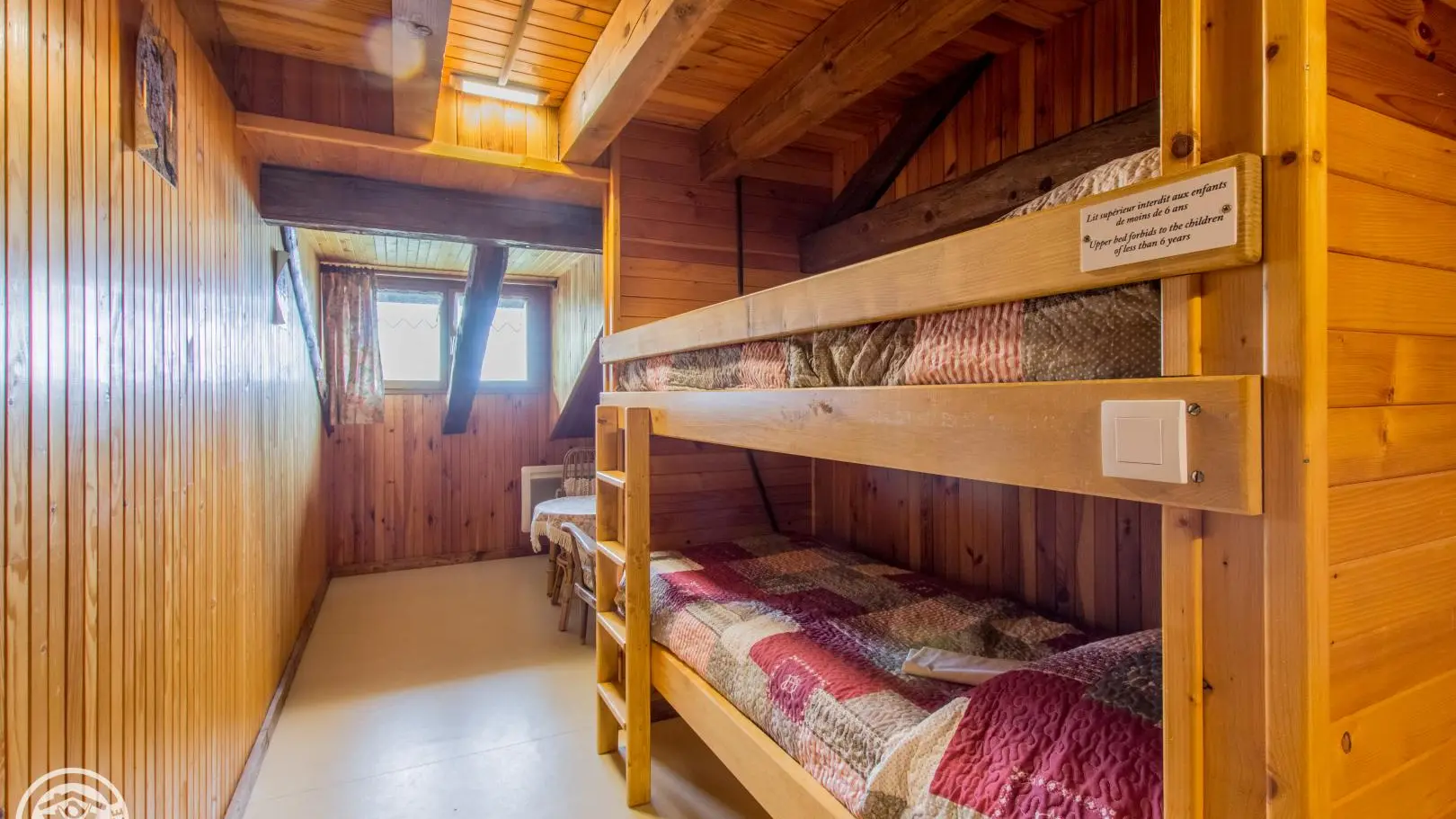 chambre 1 avec 1 lit double et 2 lits superposés