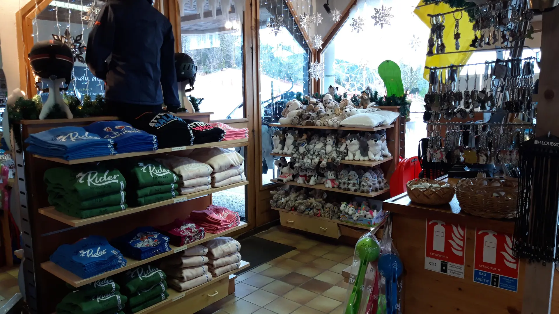 Etagère avec des peluches, textiles en vente, portes-clés