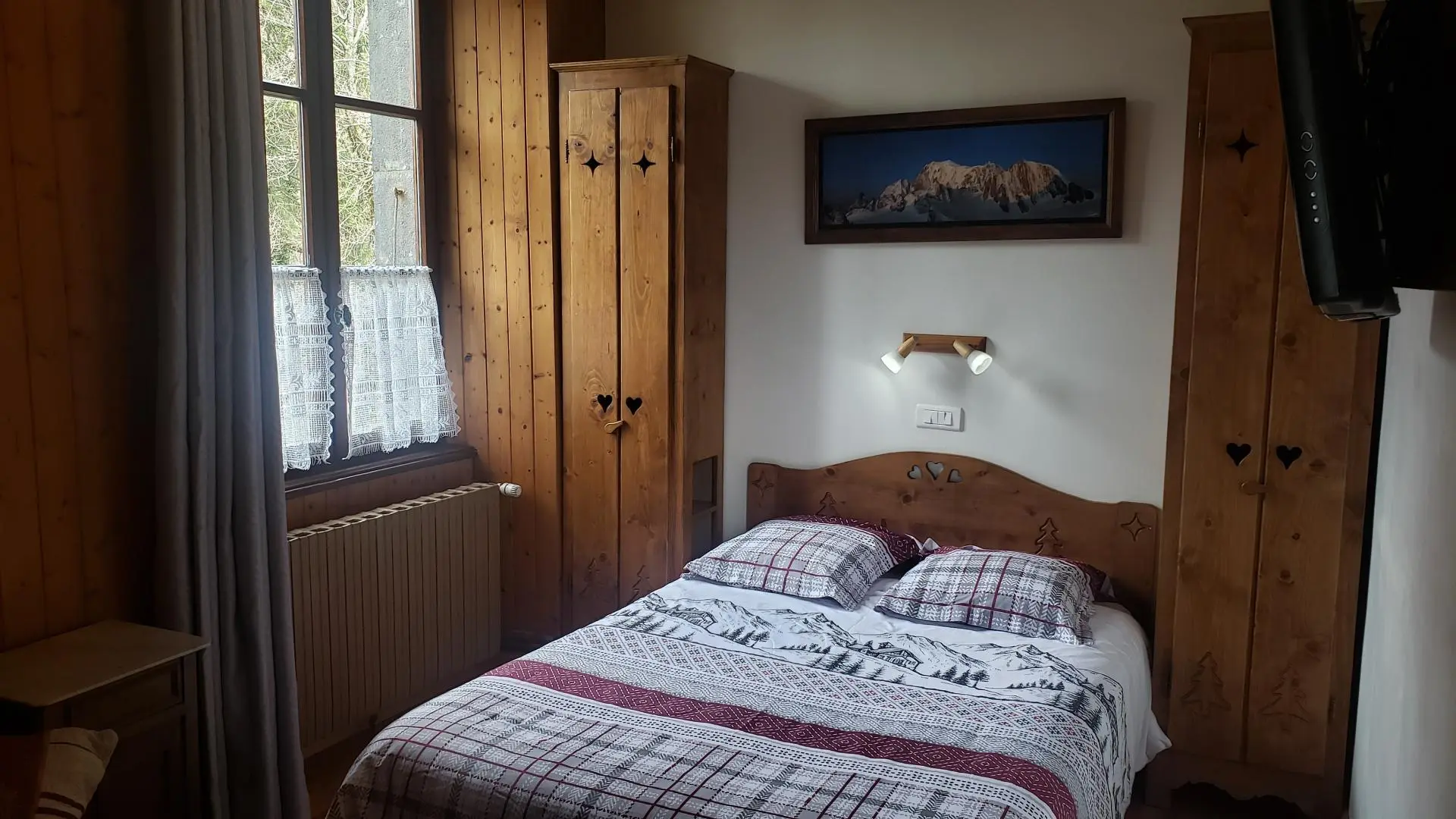 Le coin couchage dans chambre-salon.