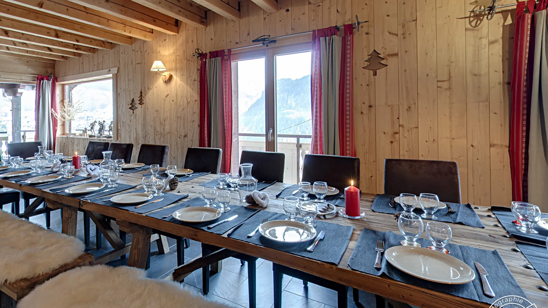 Très grande table à manger dressée