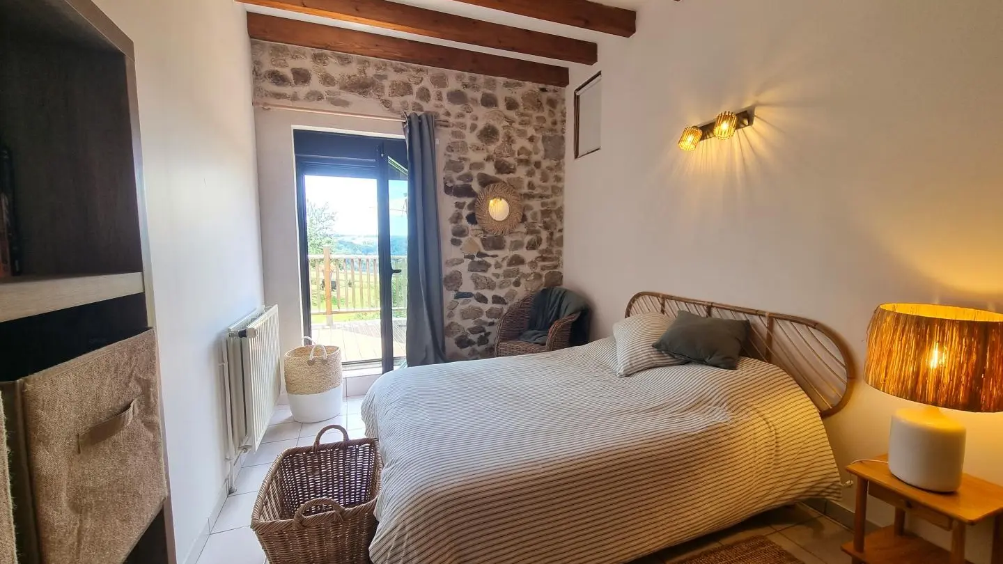 Chambre 3 : un lit 140 et deux lits 90 dont un superposé, avec accès direct sur le balcon.