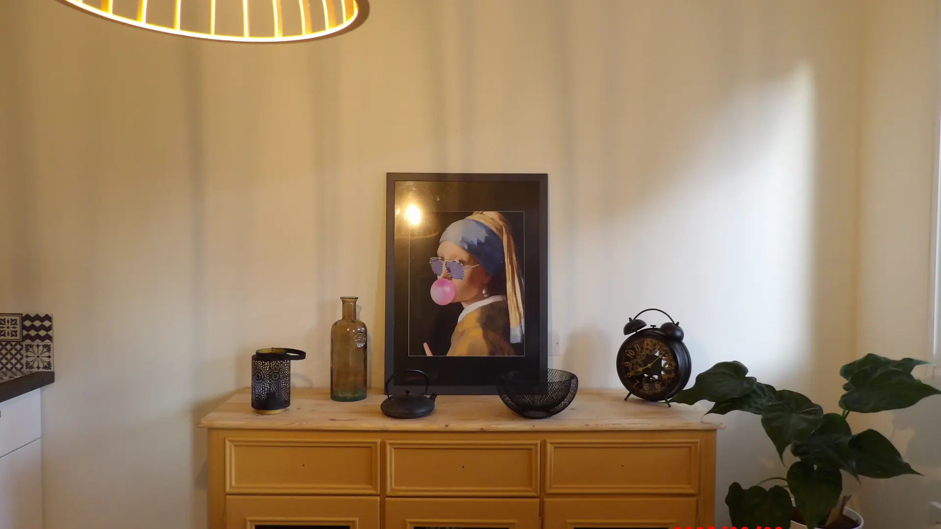 Pomme de pin_Le Thor enfilade jaune et portrit jeune fille à la Perle POP