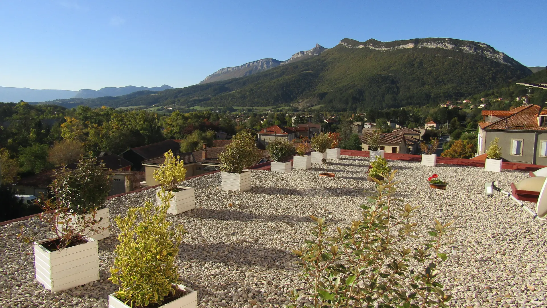 Toit terrasse avec vue sur le rocher de Beaumont