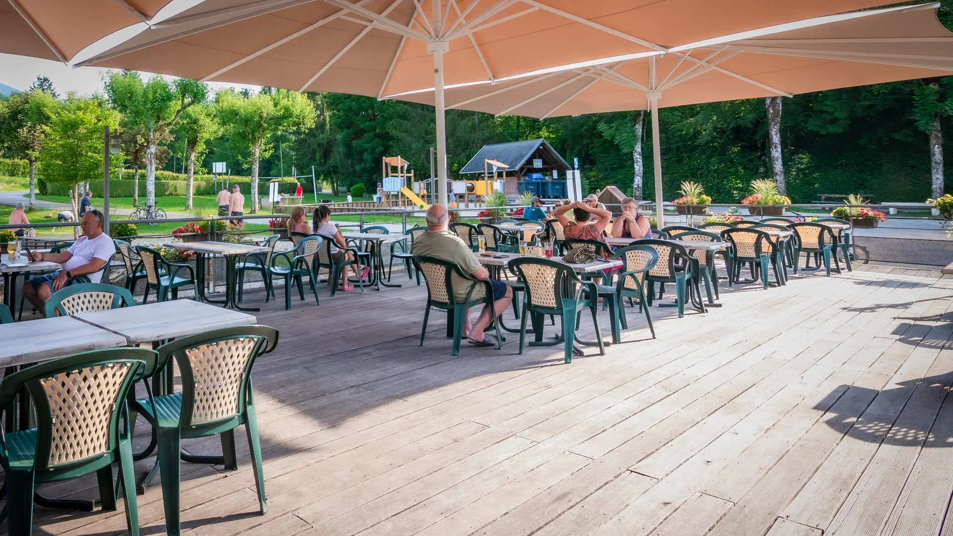 Terrasse du snack du camping Les Peupliers