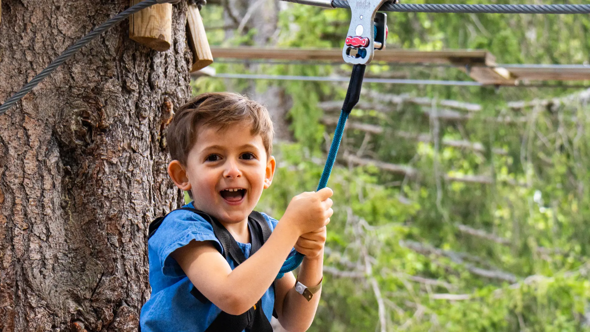 Enfant prêt à se lancer dans la tyrolienne