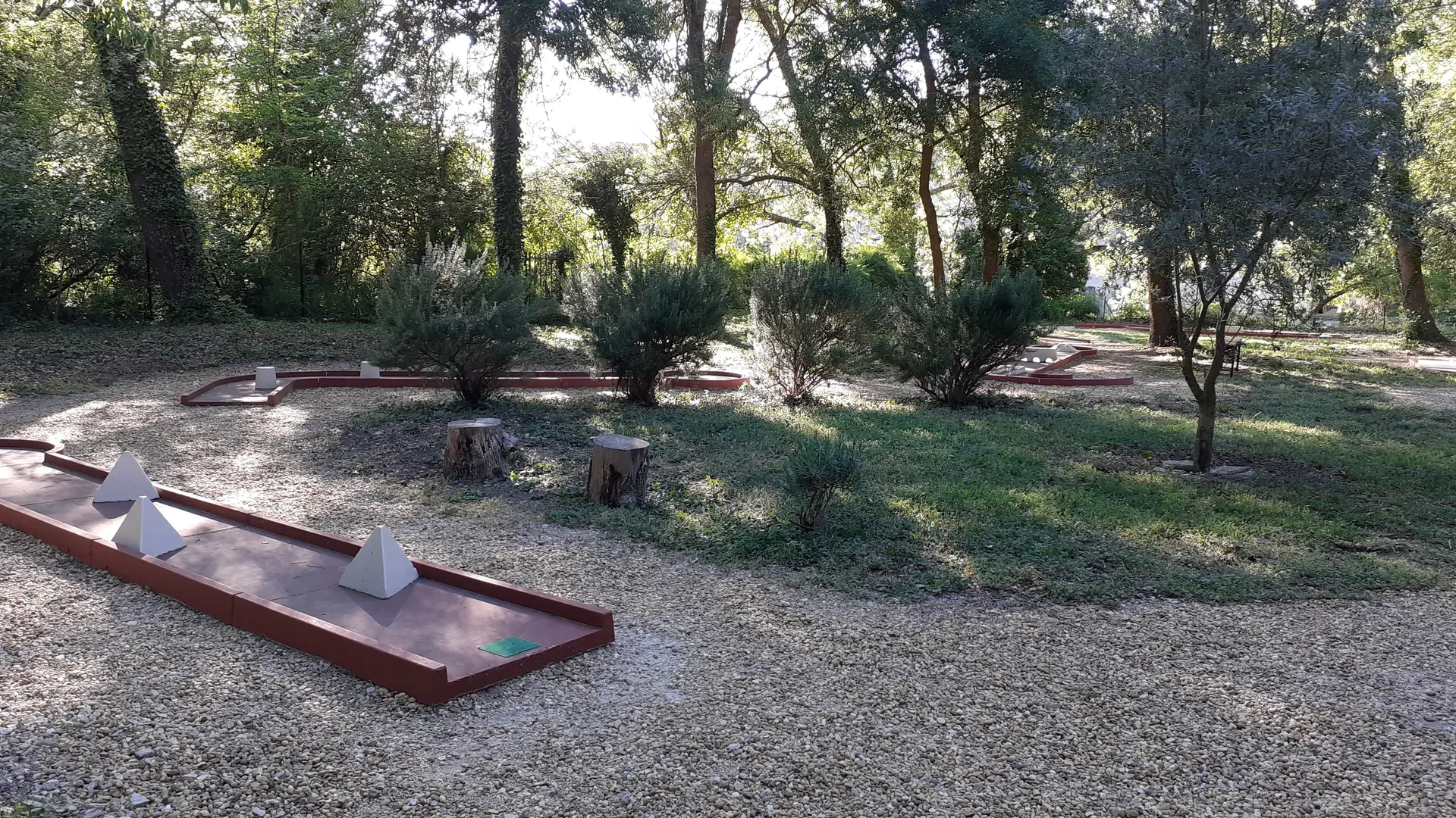 Complexe Loisirs Yoye - Mini Golf, Paintball..._Fontaine-de-Vaucluse parcours mini golf