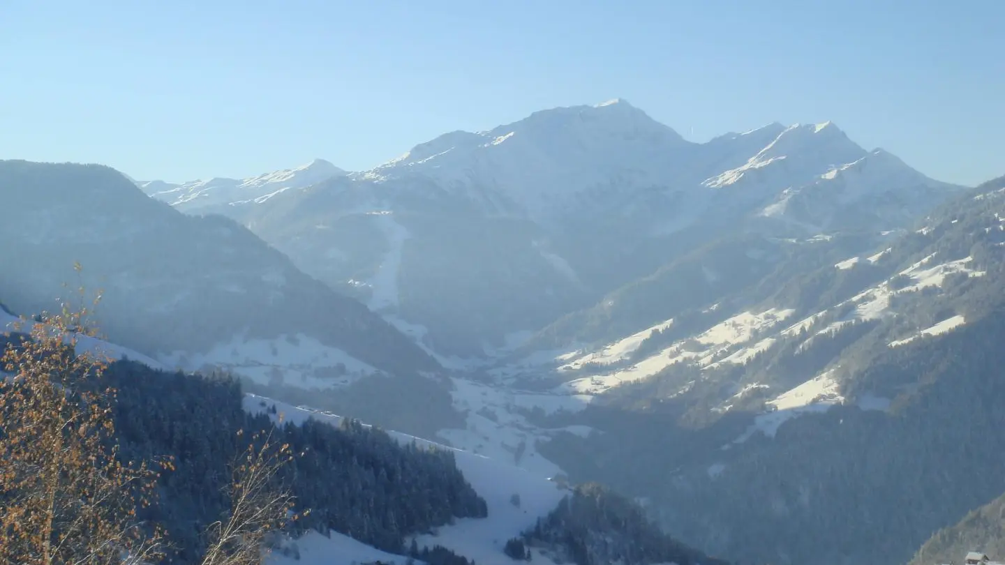 Depuis la terrasse, vue sur Arêches et le Grand Mont