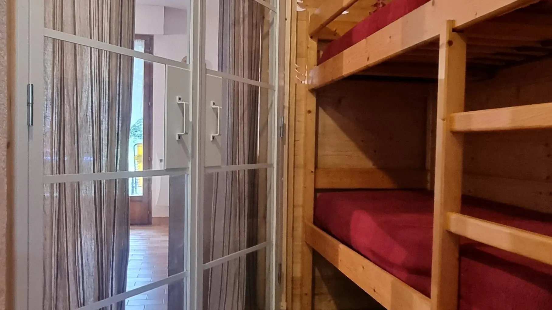 Coin cabine