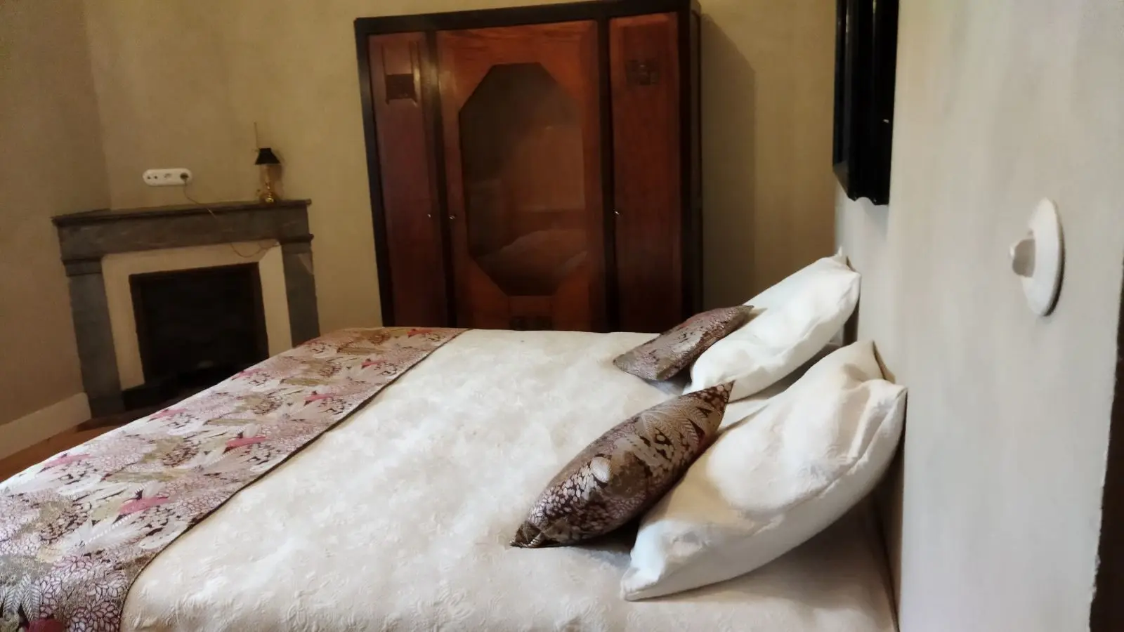 Chambre 1 côté cheminée