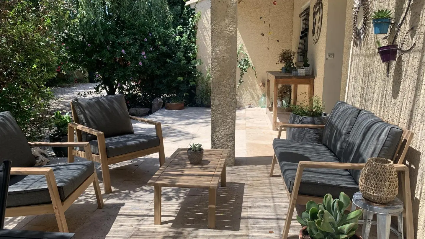 salon de jardin sous la terrasse couverte