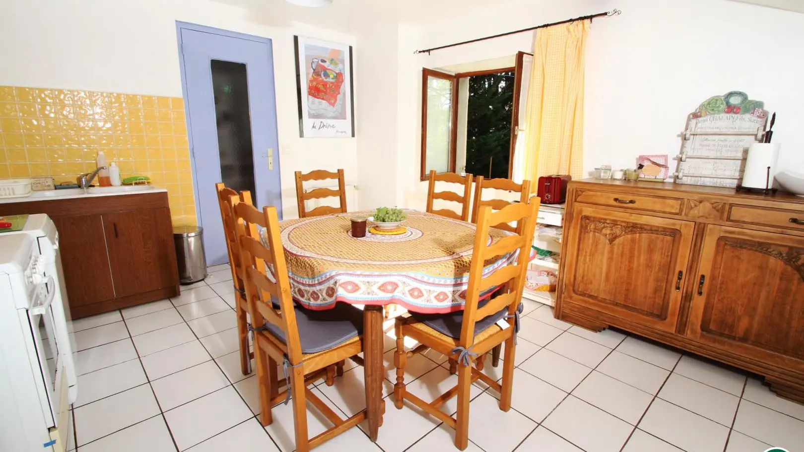 Cuisine ( Lave-vaisselle, four, micro-onde,réfrigérateur avec freezer) Vue sur jardin et cours arborée - Photo Gîte de France