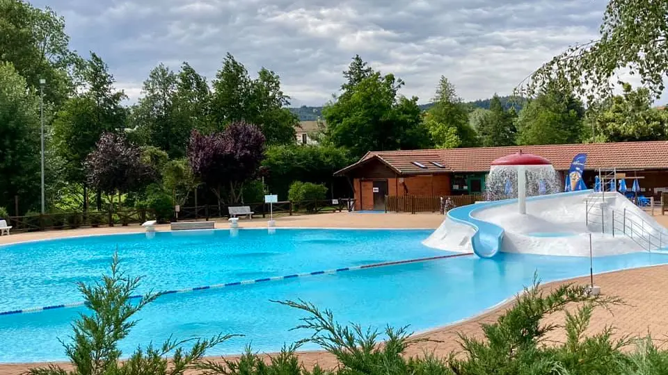 Piscine extérieure chauffée située à 7 min du gite, ouverte de juin à septembre. Cours natation, snack, pizzéria et mini-golf sur place.