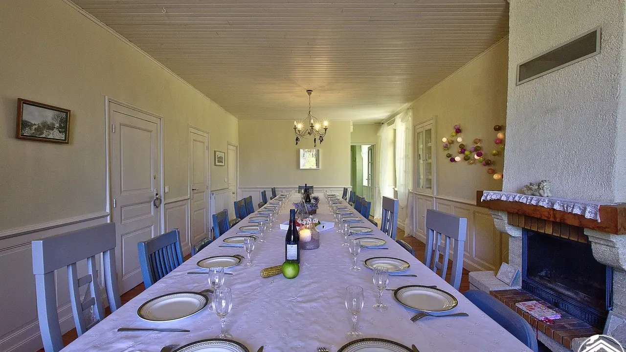 salle de séjour avec table pour 25 convives , dans le gîte : le ver à soie