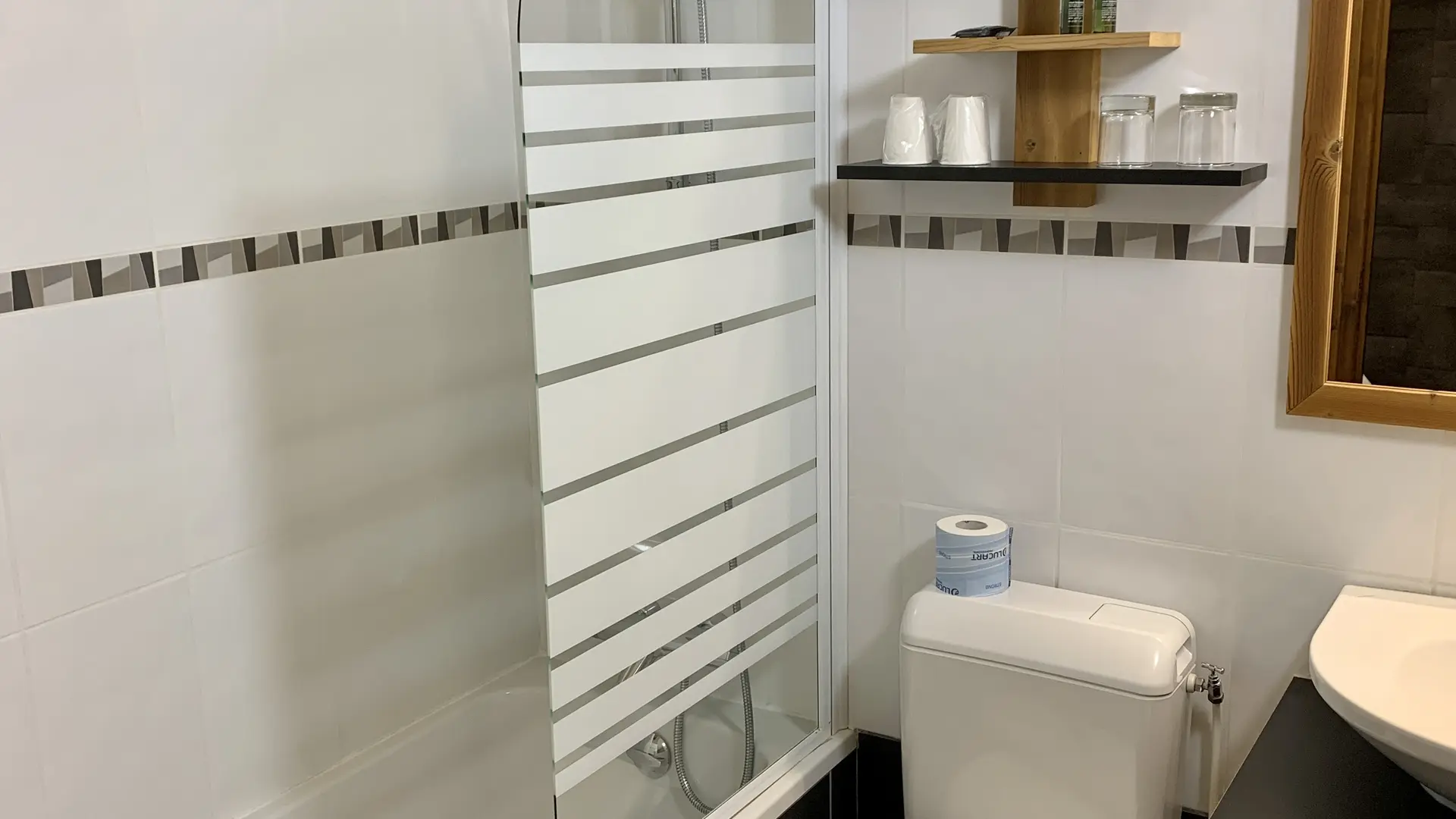 Salle d'eau lavabo bain wc