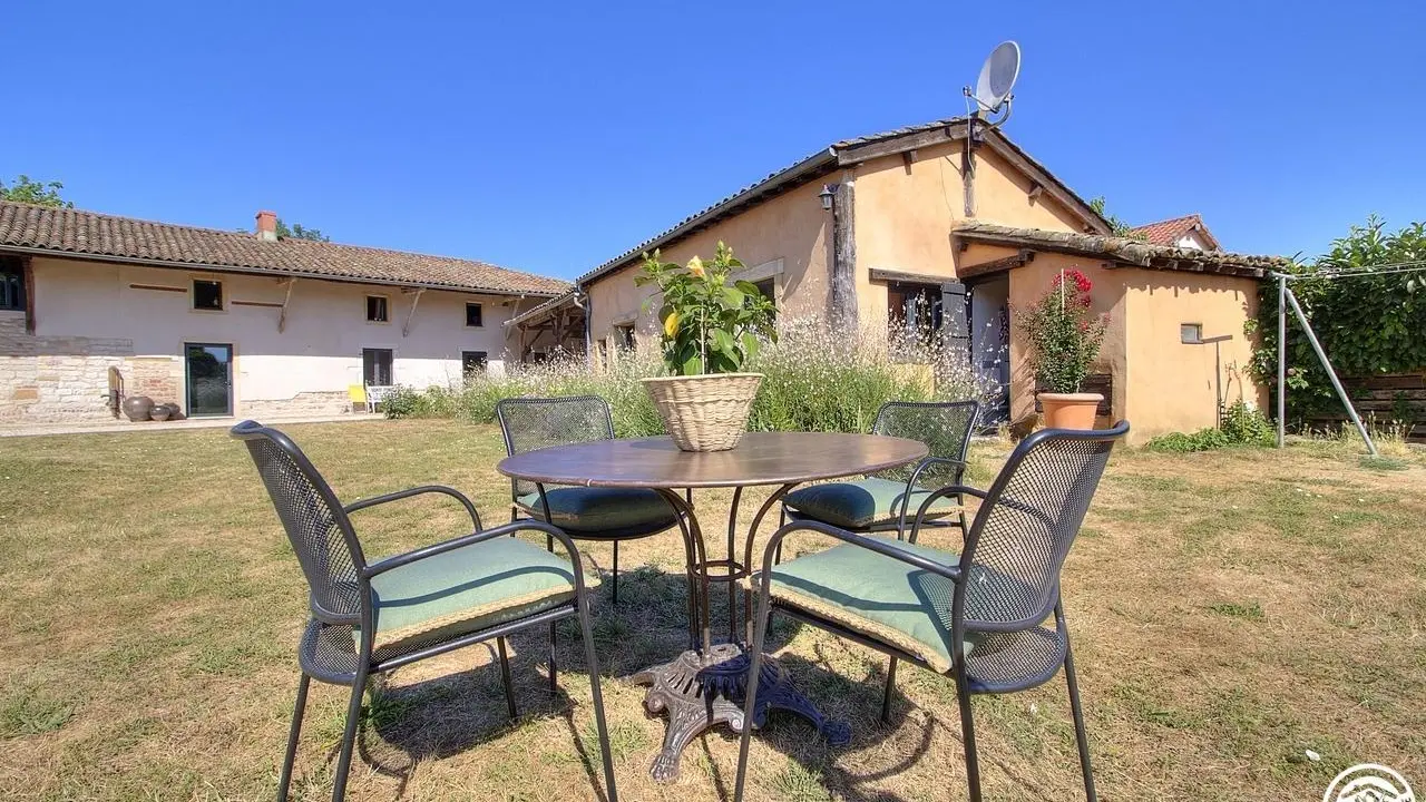 Table et chaises dans le jardin
