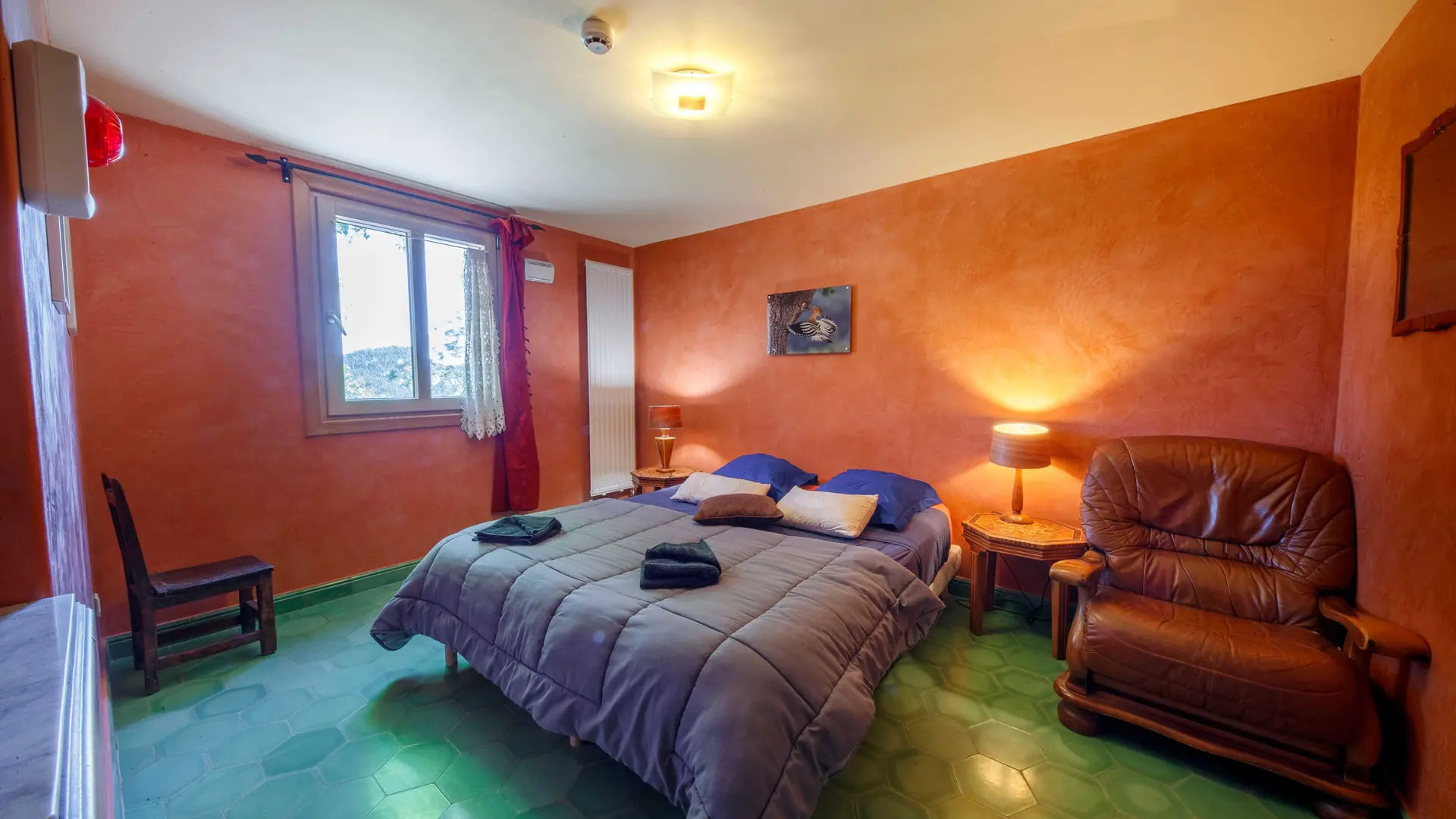 Chambre rouge des gorges Ecogite de Villeplane dans la réserve naturelle des gorges de Daluis - Gîte d'Etape et de Groupe Alpes-Maritimes