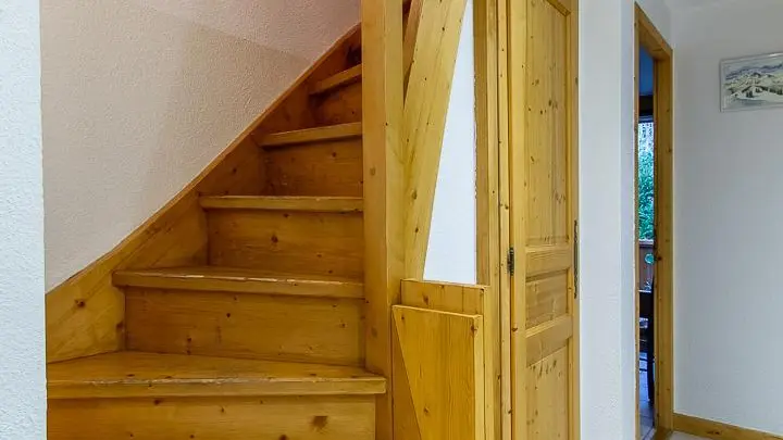 Escalier menant au niveau inférieur (aux chambres et salles de bains)
