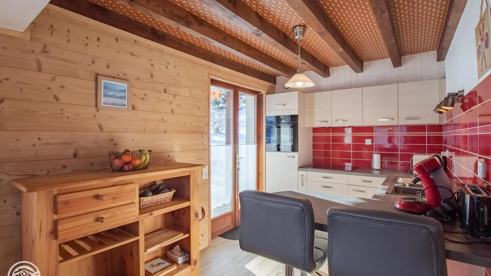 Coin cuisine dans la pièce de vie.