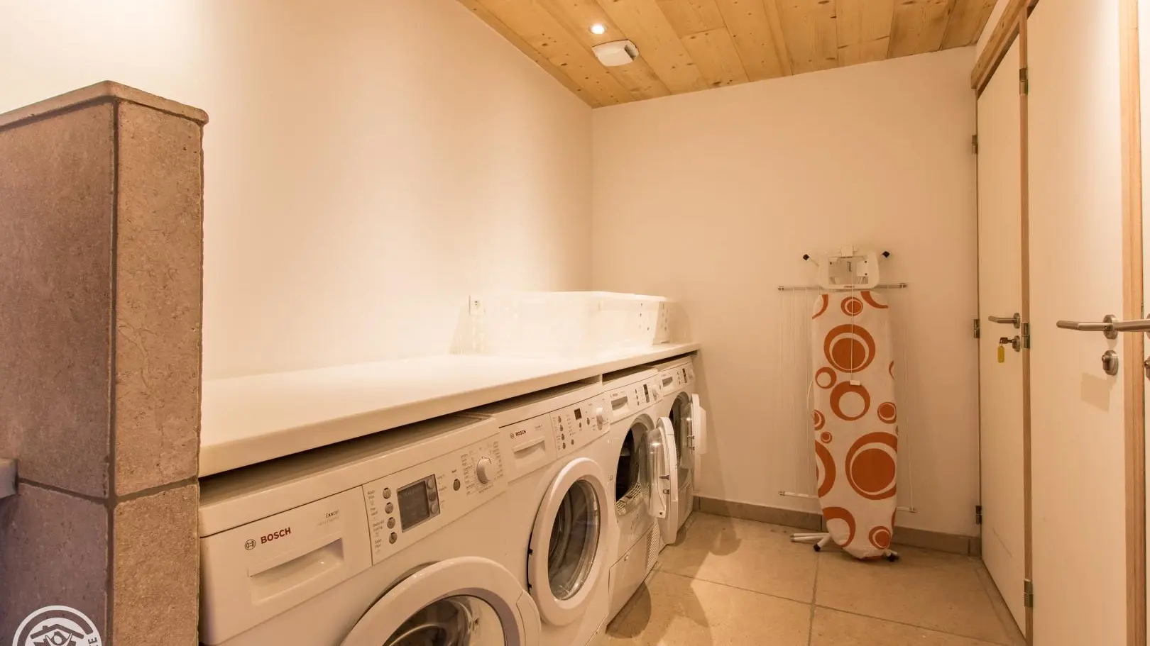 Laverie avec 2 lave-linge et 2 sèche-linge