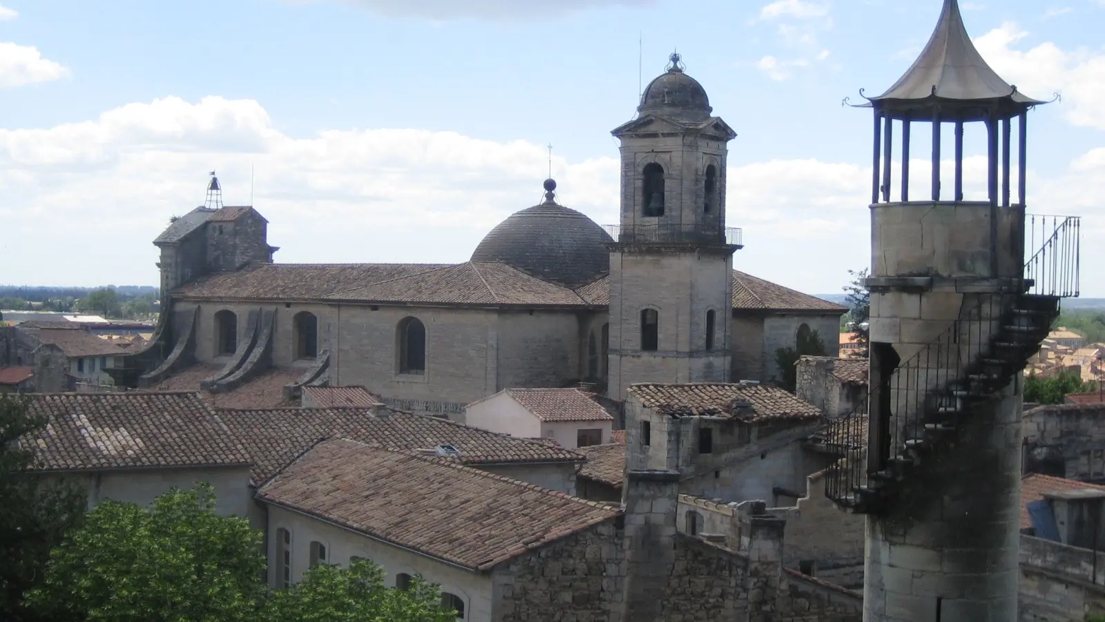 Vue sur l'Eglise Notre Dame des Pommiers et la 