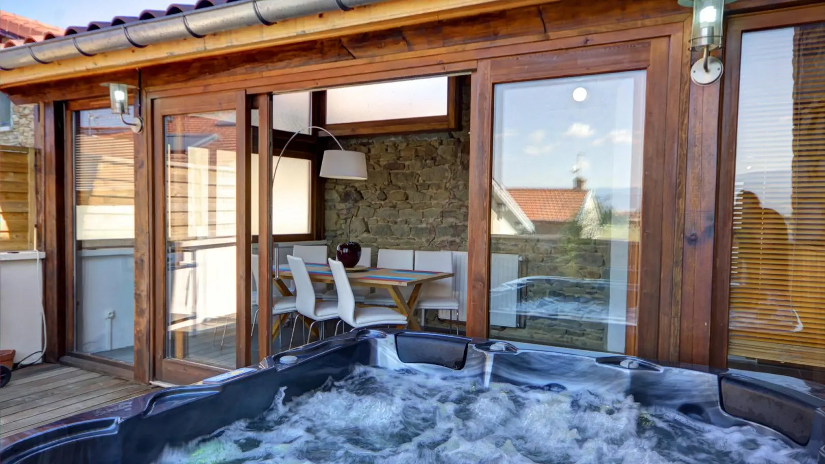 Spa extérieur d'une capacité de 5 places