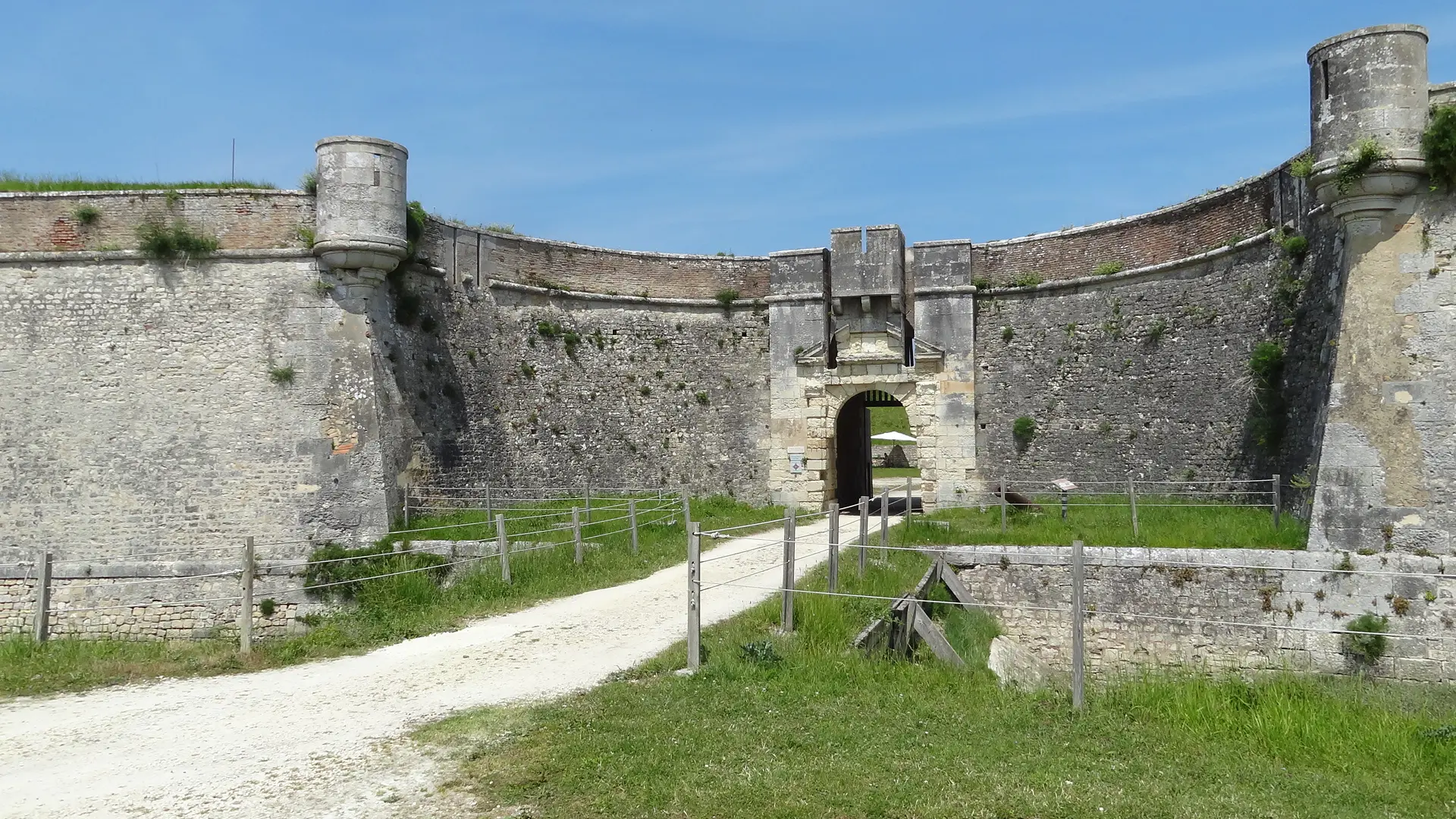 Porte d'entrée du donjon réduit