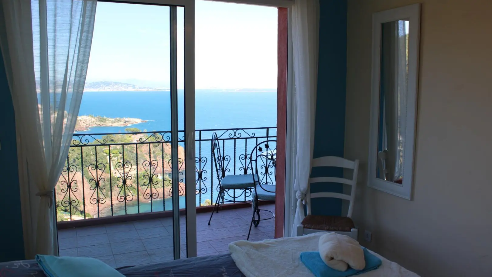 Chambre Gîte Terres Rouge 2 à Théoule sur mer - Gîtes de France Alpes-Maritimes