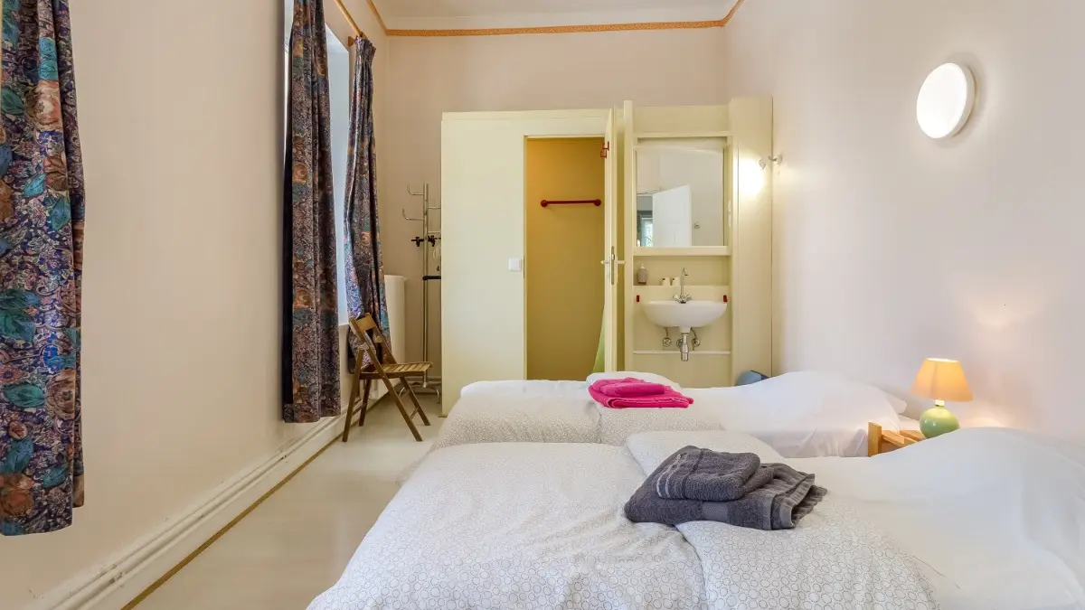 chambre N°1 2 lits simples avec douche et lavabo