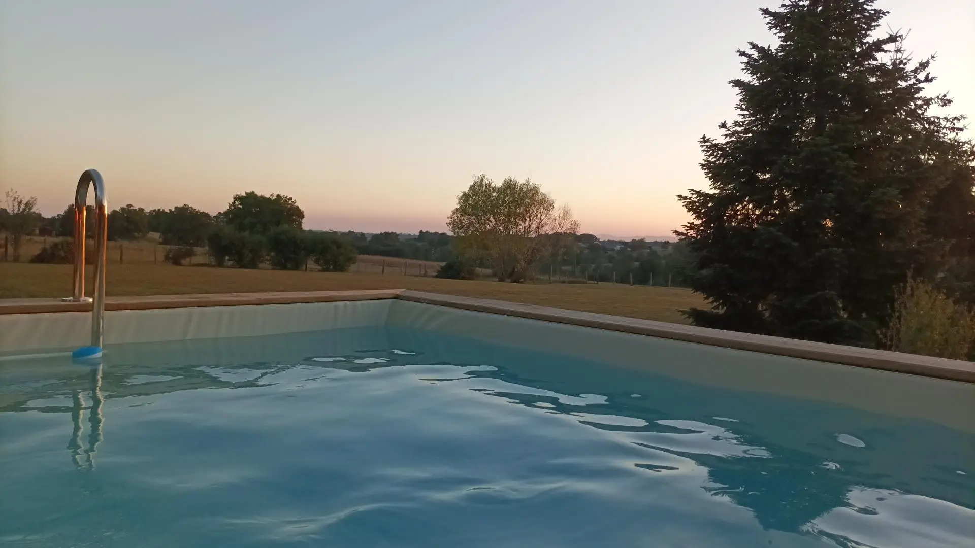 Piscine extérieure, avec vue sur le parc.
Pensez à prendre vos serviettes de piscine.
