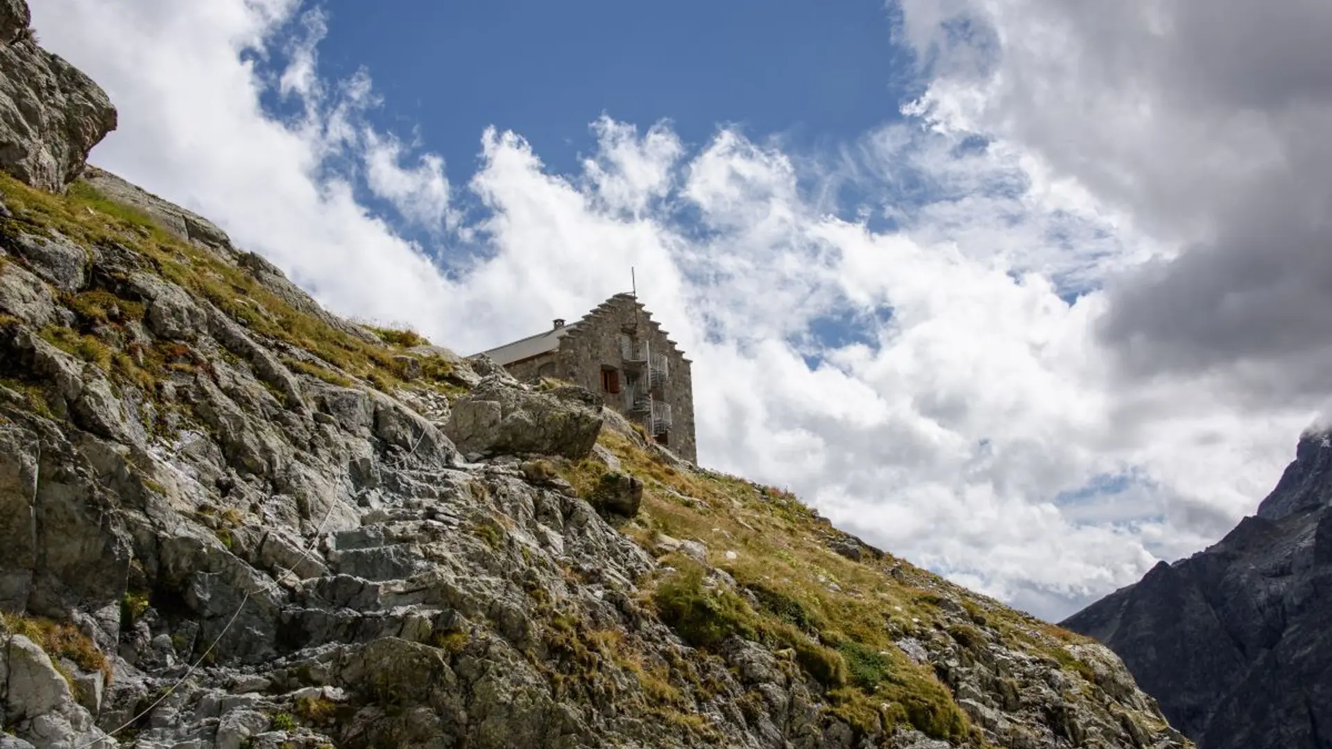 Sentier à l'arrivée au refuge du Glacier Blanc