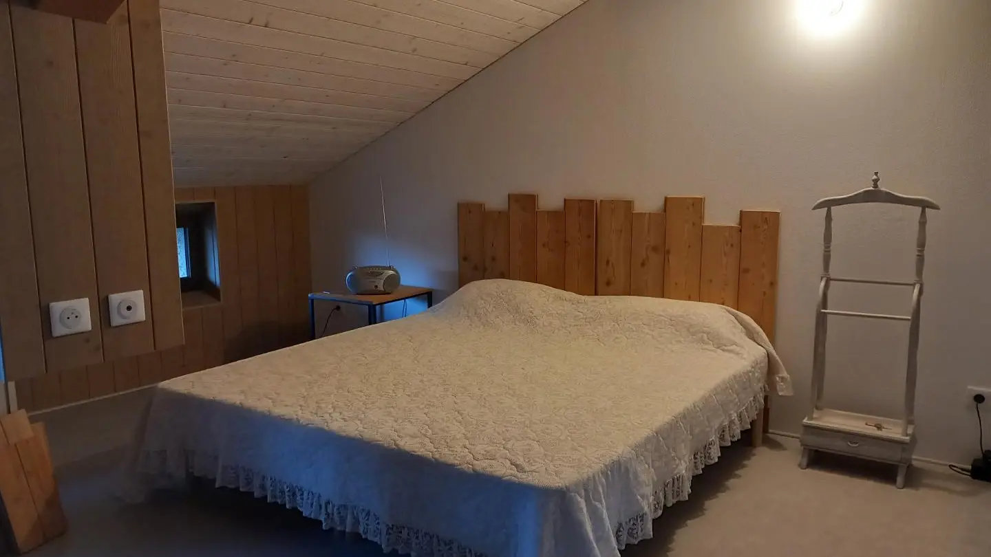 L'annexe du gîte en étage : studio 2 personnes avec son espace nuit (2 lits 90 pouvant se regrouper).