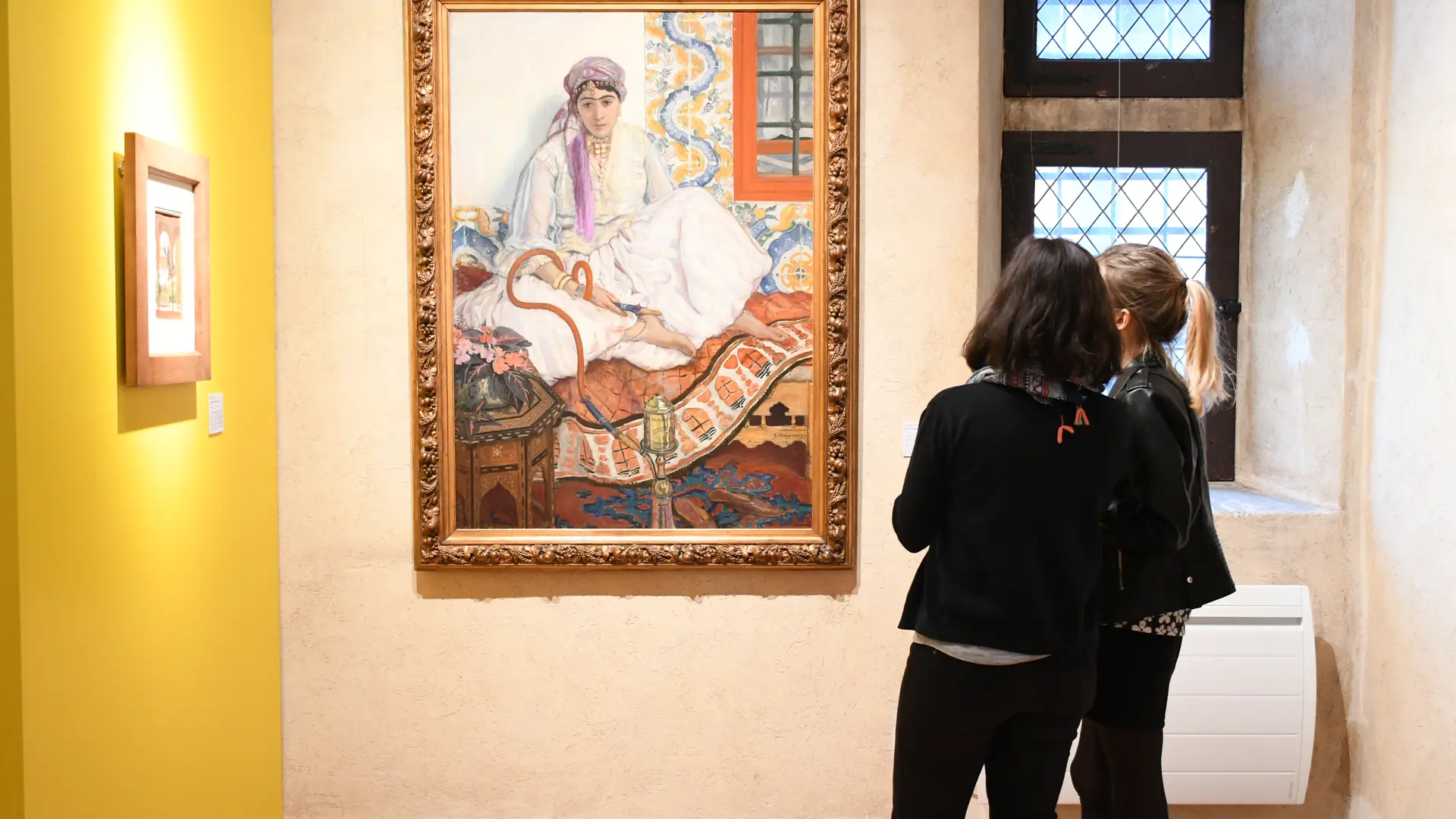 2 visiteuses admirant une peinture dans le Musée de Brou à Bourg-en-Bresse